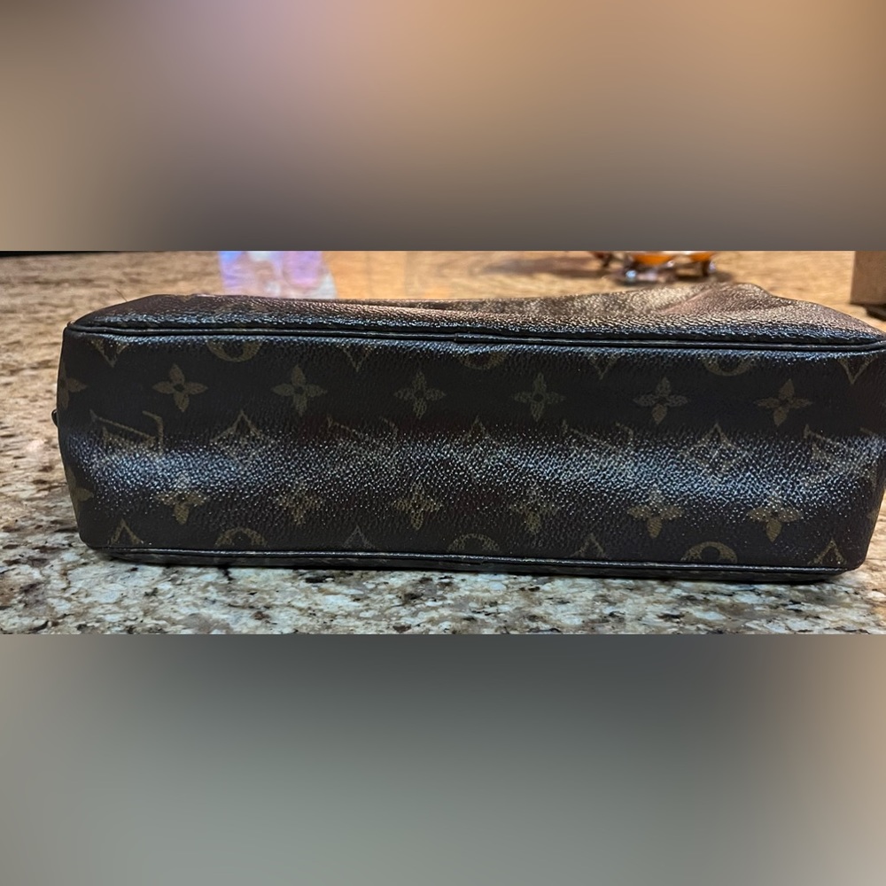 Louis Vuitton Monogram toiletry bag - Picture 4 of 6